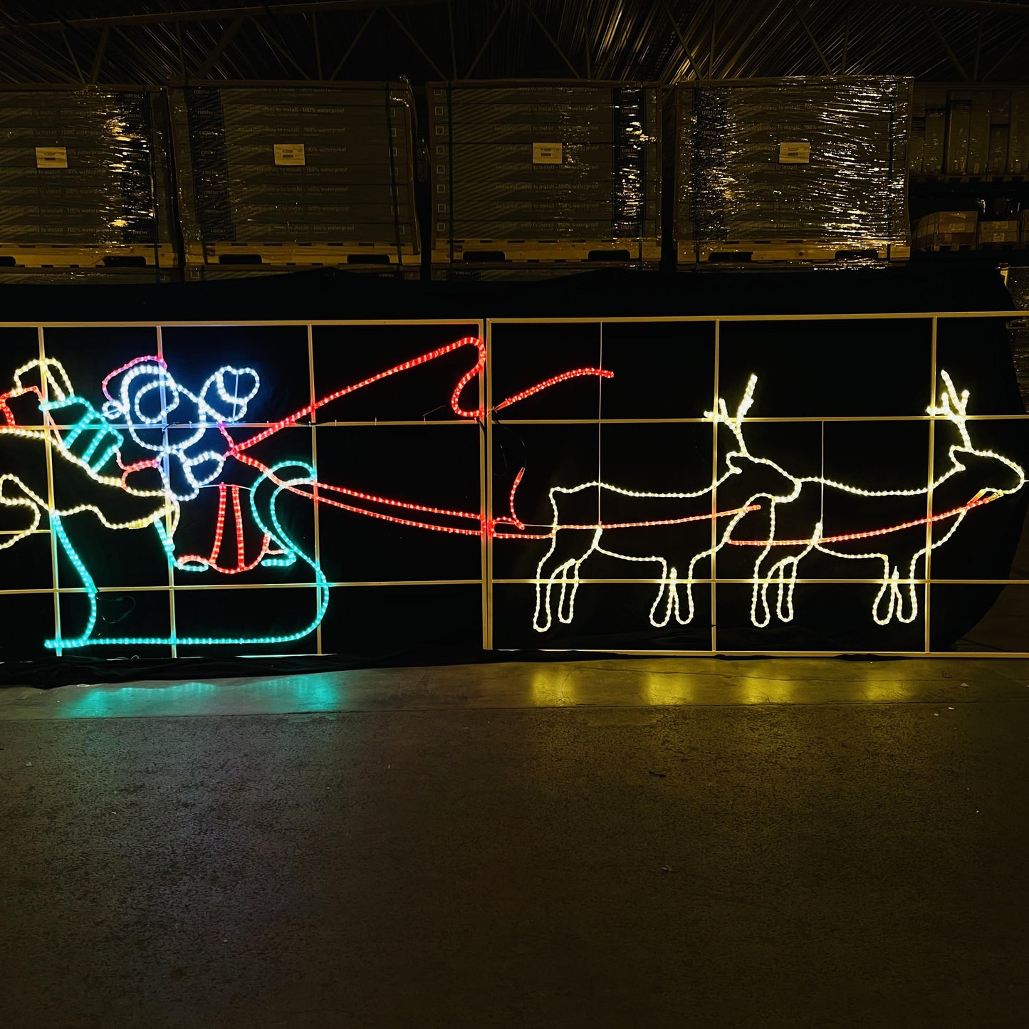 XL Julenissefigur med reinsdyr og slede - 480x150cm - LED