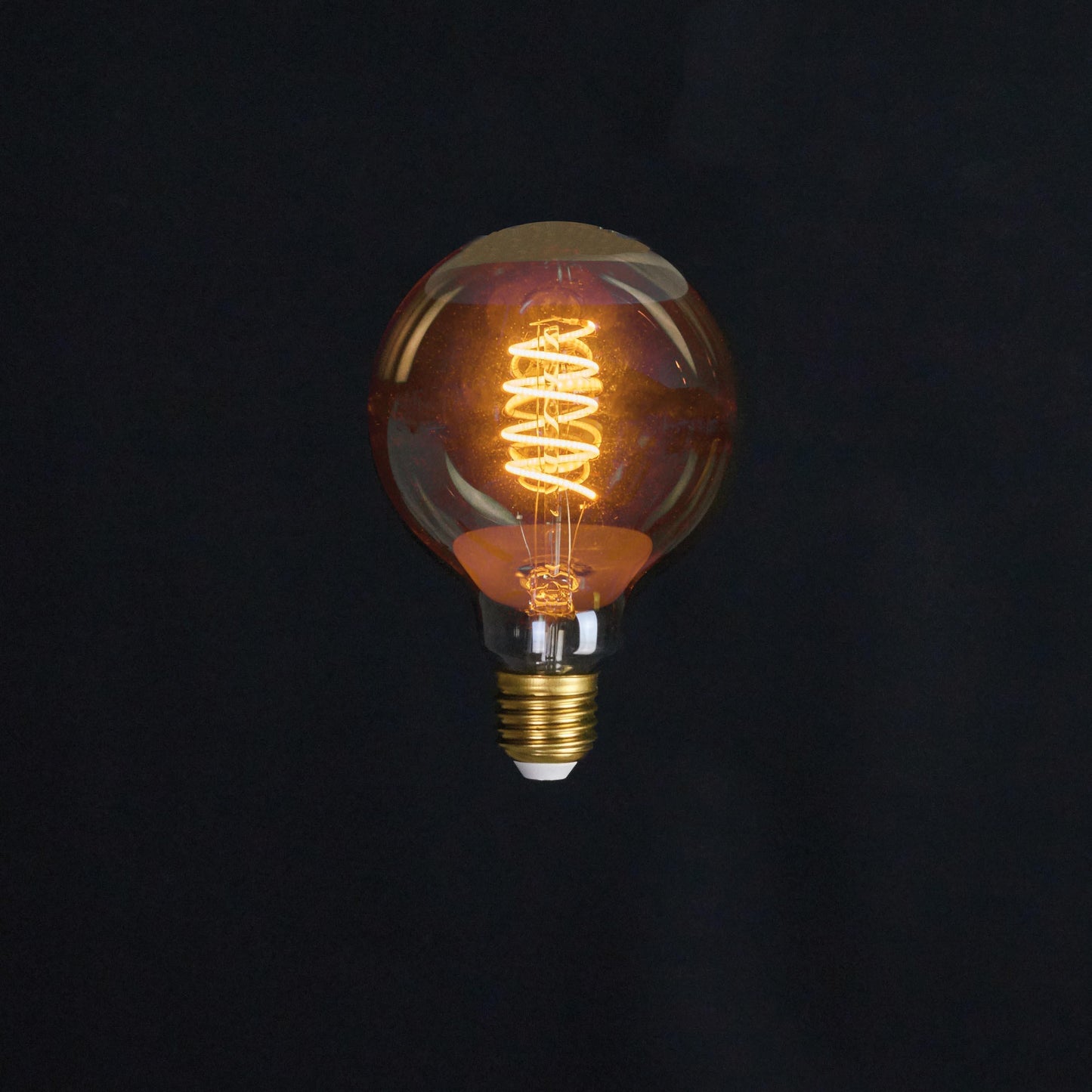 Retro LED-pære lyst opp av spiral
