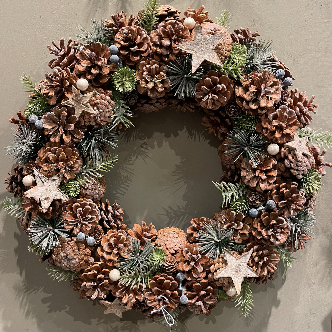 Julekrans 50 cm med kongler, granbar og stjerner