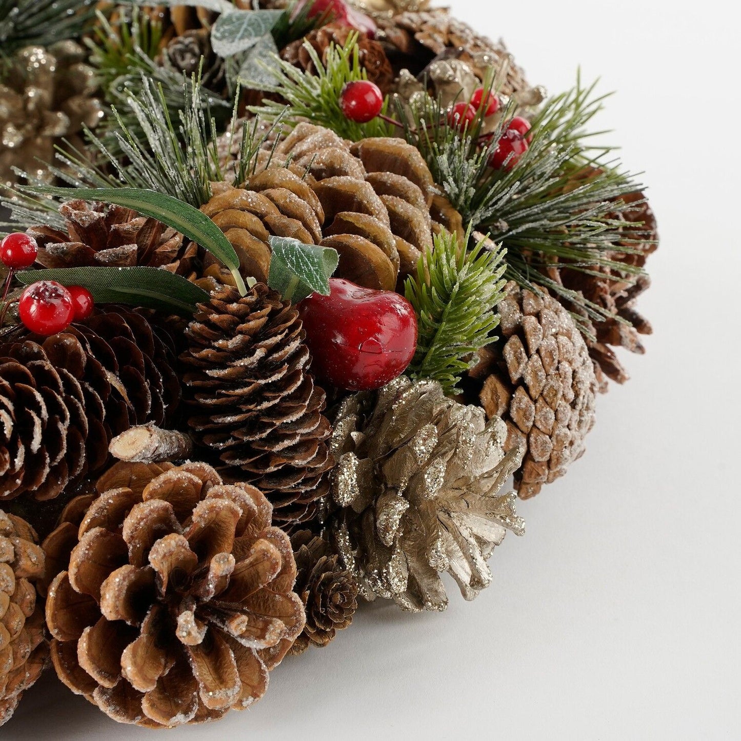 Krans 50 cm med kongler, granbar og bær
