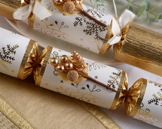 Historien bak Christmas Crackers – hvordan smellbonbon ble en britisk juletradisjon