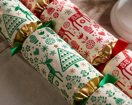 Slik dekker du et britisk julebord med smellbonbon