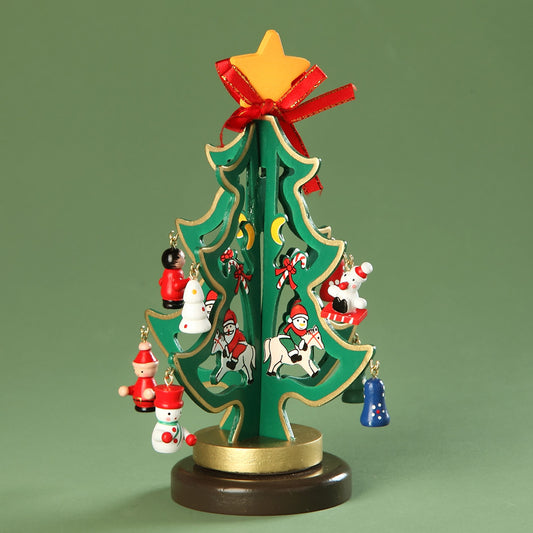 Juletre i tre med hengende julepynt – 17,5 cm - Julelysbutikken.no