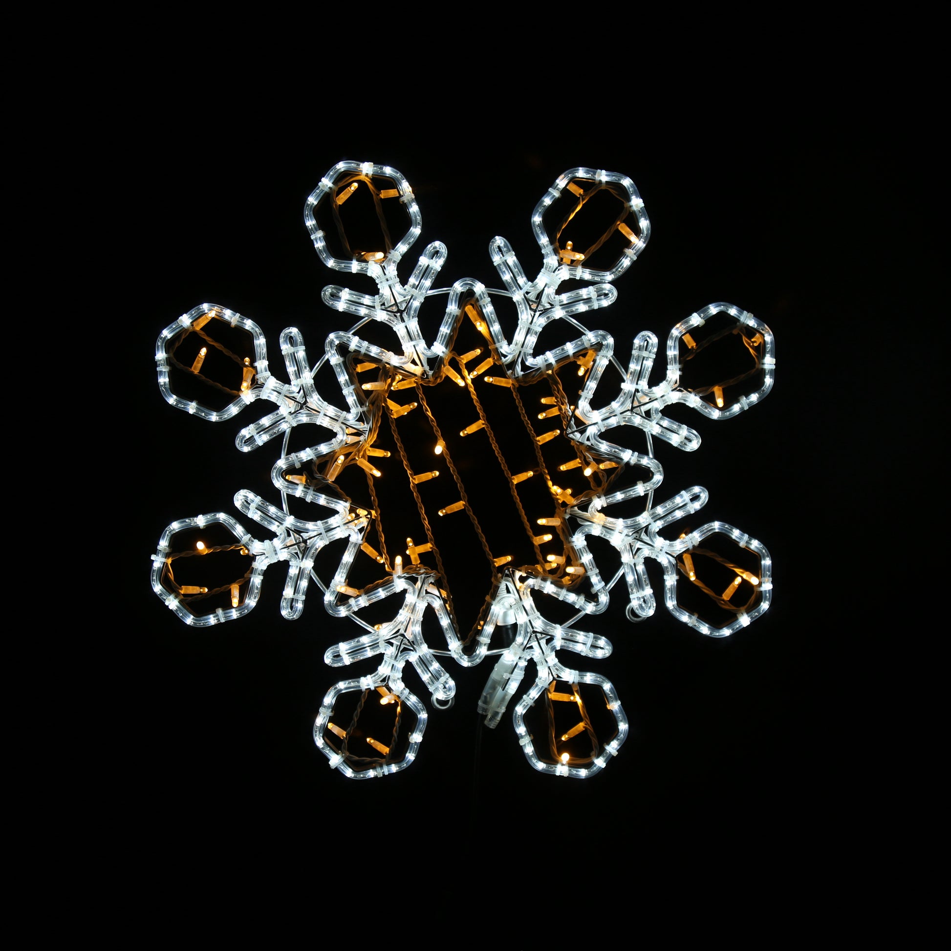 Stor LED-figur formet som et snøfnugg på svart bakgrunn.