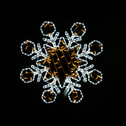 Stor LED-figur formet som et snøfnugg på svart bakgrunn.