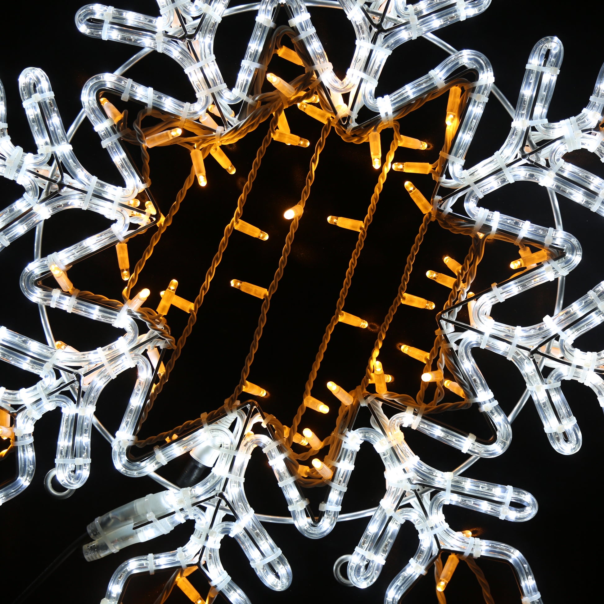 Nærbilde av LED-snøfnugg med kaldhvit lysslange og varmhvit lyslenke.