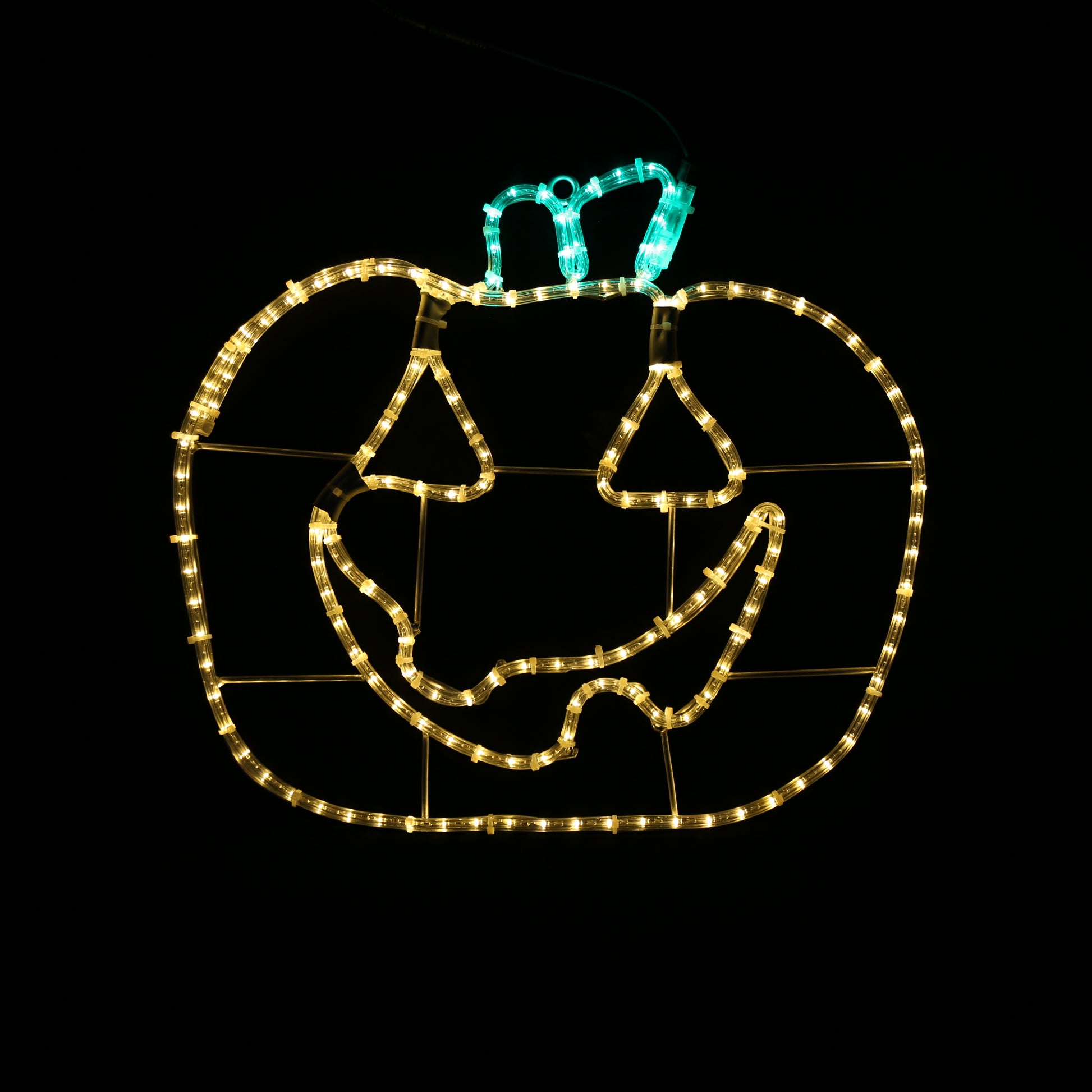 Halloween-gresskar med smil i varmhvitt og grønt LED-lys på svart bakgrunn.