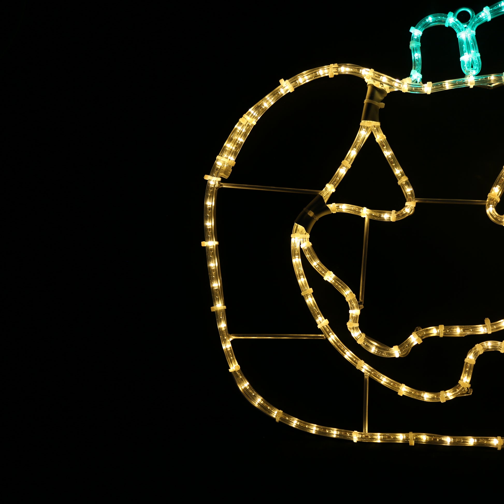 Nærbilde av varmhvit LED-lysslange på smilende halloween-gresskar.