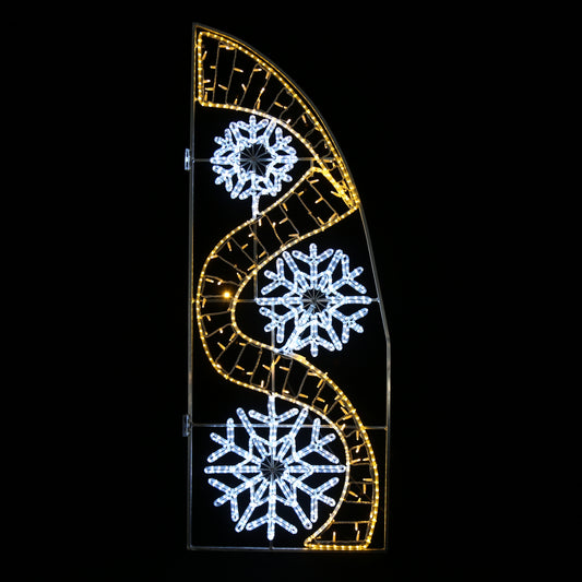 LED-lys til lyktestolpe 75 x 200 cm med varmhvite og kaldhvite LED-lys montert utendørs i juledekorert gate.
