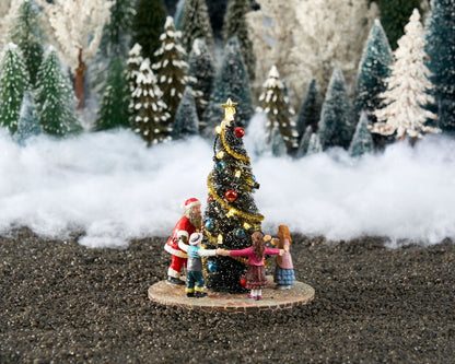 Danser med nissen rundt juletreet - julelandsby