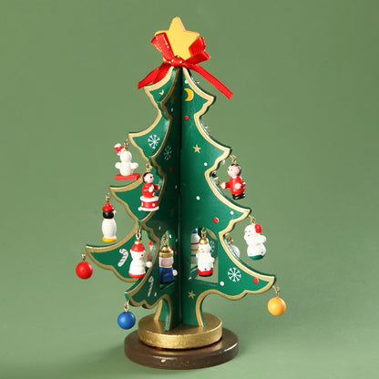 Juletre laget av tre - med figurer