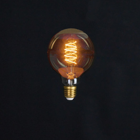 Retro LED-pære lyst opp av spiral